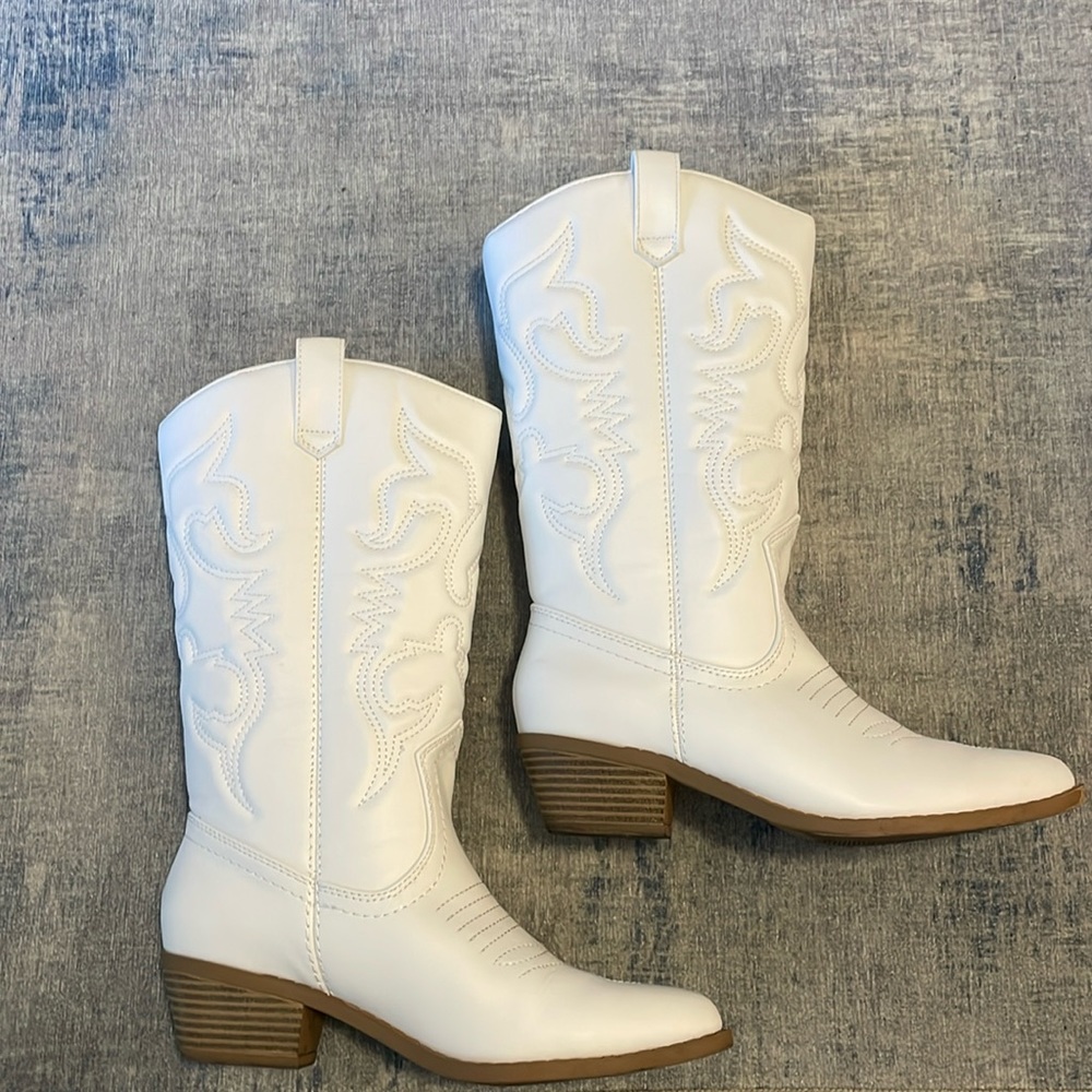 SIZE 6 WHITE COWGIRL BOOTS / GREAT CONDITION
